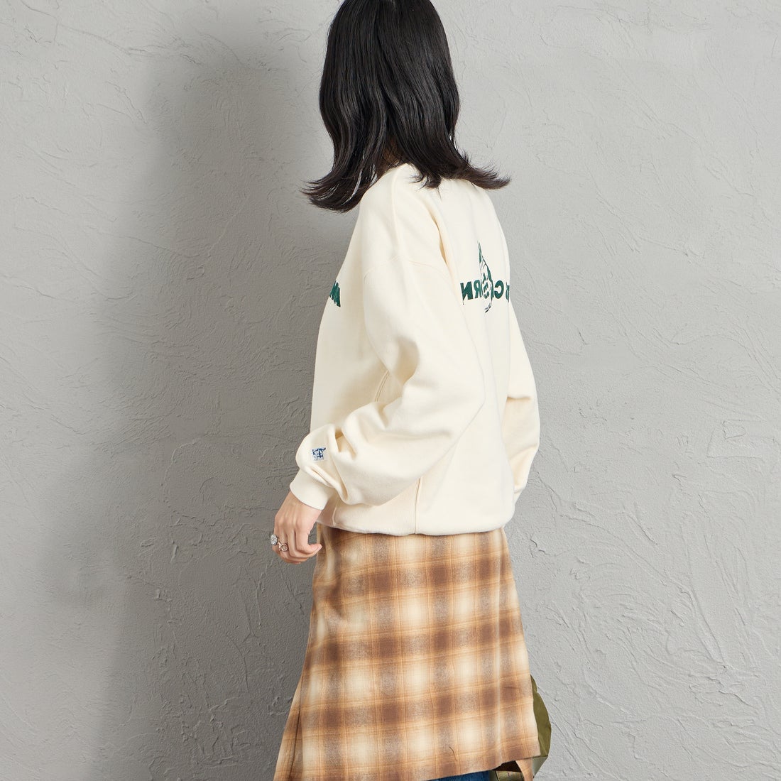 The Endless Summer [エンドレスサマー] 別注 CAL フロッキーロゴプリントスウェット [1640-26774500-JF] IVORY &&モデル身長：162cm 着用サイズ：S&&