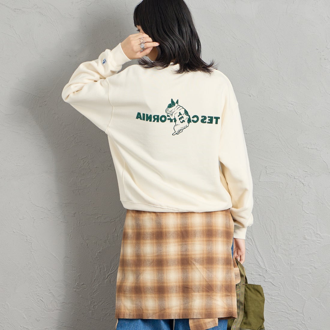 The Endless Summer [エンドレスサマー] 別注 CAL フロッキーロゴプリントスウェット [1640-26774500-JF] IVORY &&モデル身長：162cm 着用サイズ：S&&