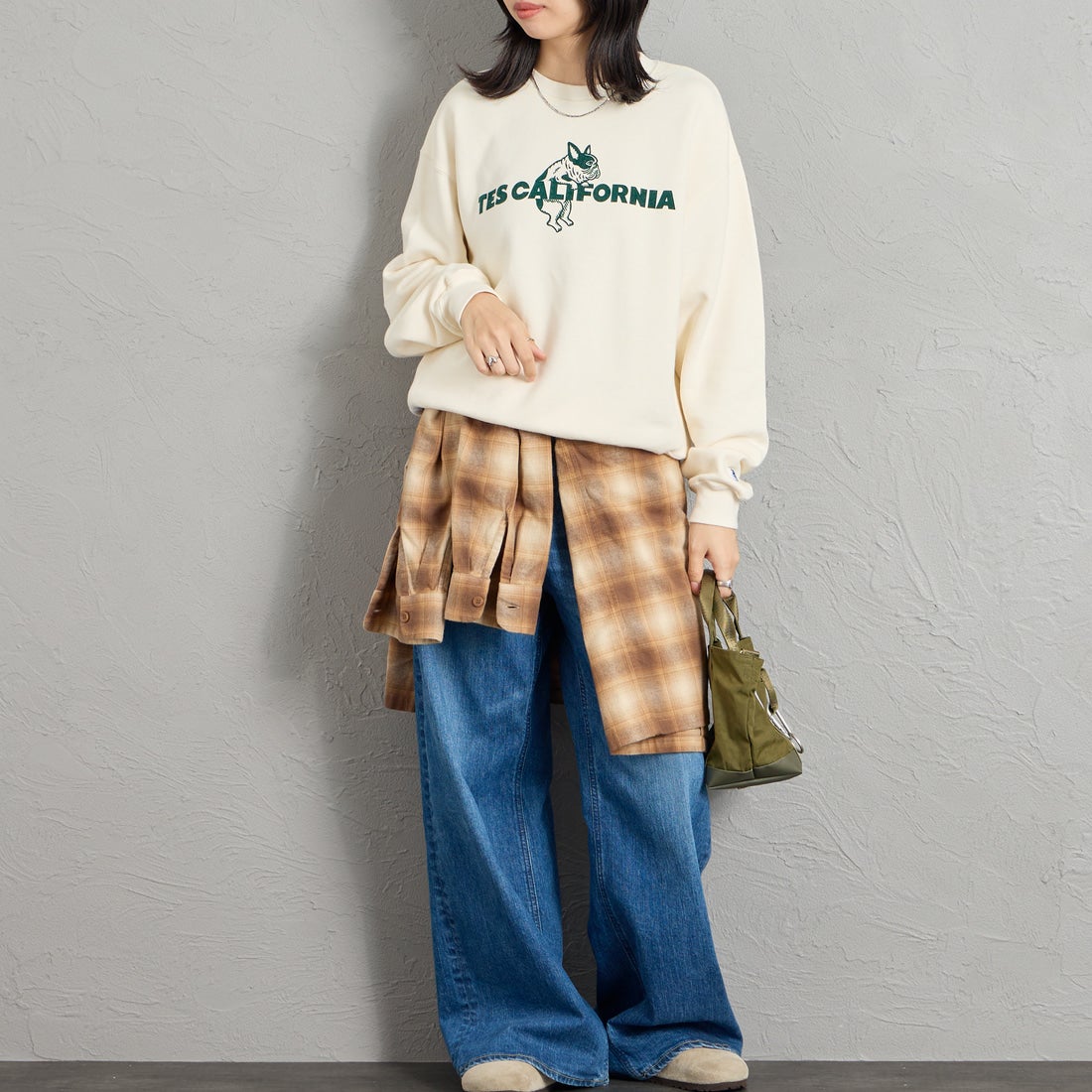 The Endless Summer [エンドレスサマー] 別注 CAL フロッキーロゴプリントスウェット [1640-26774500-JF] IVORY &&モデル身長：162cm 着用サイズ：S&&