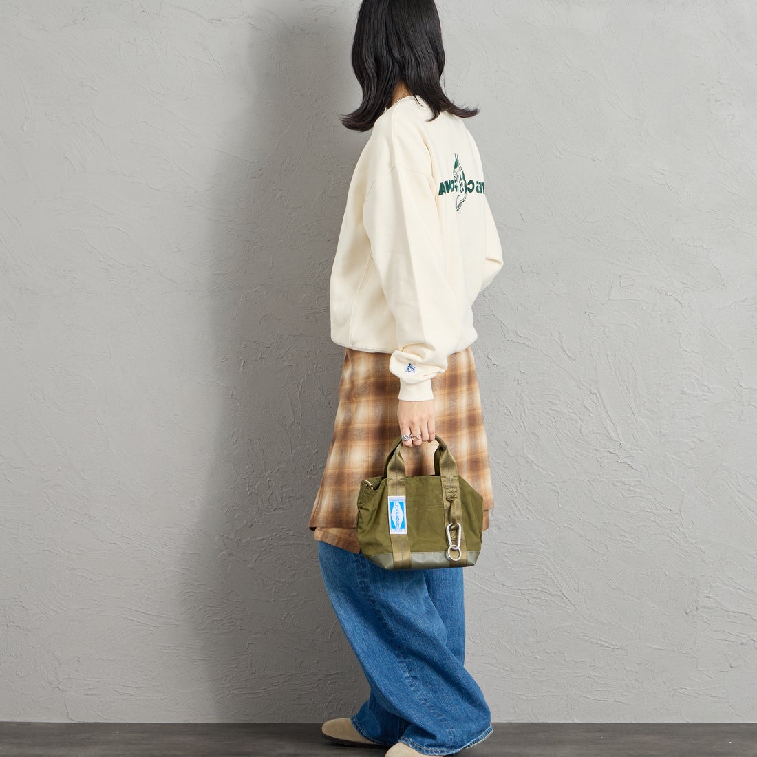 The Endless Summer [エンドレスサマー] 別注 CAL フロッキーロゴプリントスウェット [1640-26774500-JF] IVORY &&モデル身長：162cm 着用サイズ：S&&
