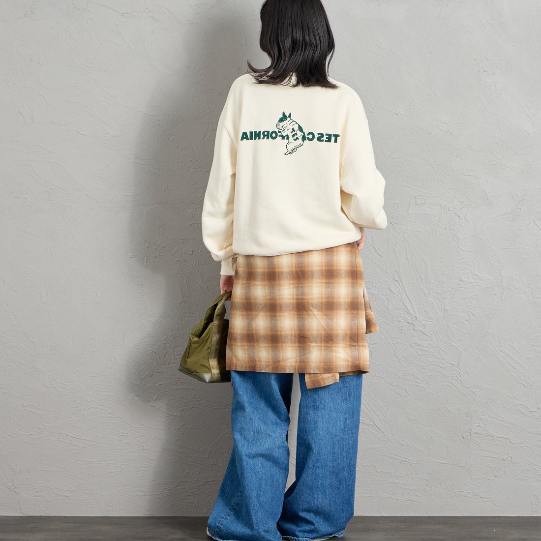 The Endless Summer [エンドレスサマー] 別注 CAL フロッキーロゴプリントスウェット [1640-26774500-JF] IVORY &&モデル身長：162cm 着用サイズ：S&&