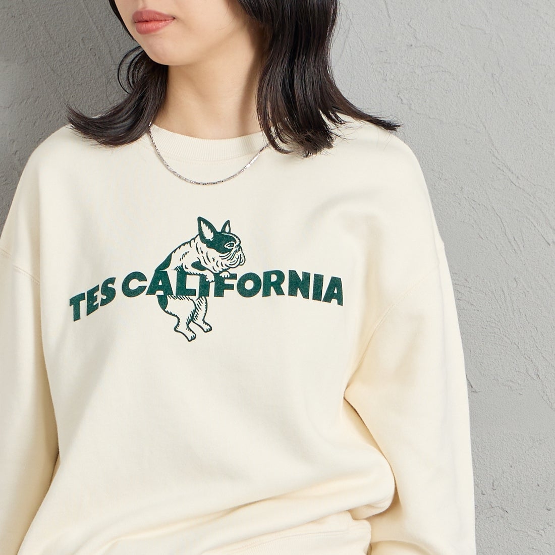 The Endless Summer [エンドレスサマー] 別注 CAL フロッキーロゴプリントスウェット [1640-26774500-JF] IVORY &&モデル身長：162cm 着用サイズ：S&&