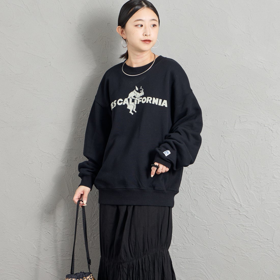 The Endless Summer [エンドレスサマー] 別注 CAL フロッキーロゴプリントスウェット [1640-26774500-JF] BLACK &&モデル身長：150cm 着用サイズ：S&&