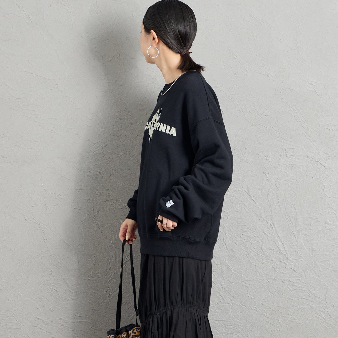 The Endless Summer [エンドレスサマー] 別注 CAL フロッキーロゴプリントスウェット [1640-26774500-JF] BLACK &&モデル身長：150cm 着用サイズ：S&&