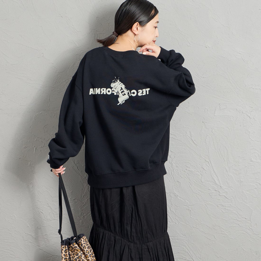 The Endless Summer [エンドレスサマー] 別注 CAL フロッキーロゴプリントスウェット [1640-26774500-JF] BLACK &&モデル身長：150cm 着用サイズ：S&&