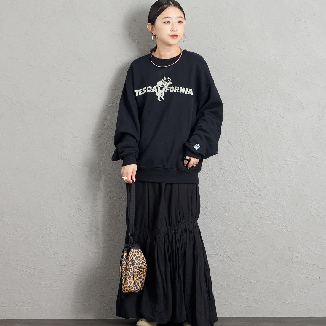 The Endless Summer [エンドレスサマー] 別注 CAL フロッキーロゴプリントスウェット [1640-26774500-JF] BLACK &&モデル身長：150cm 着用サイズ：S&&