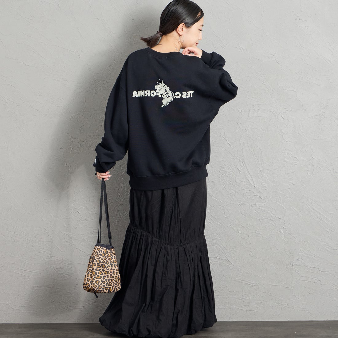The Endless Summer [エンドレスサマー] 別注 CAL フロッキーロゴプリントスウェット [1640-26774500-JF] BLACK &&モデル身長：150cm 着用サイズ：S&&