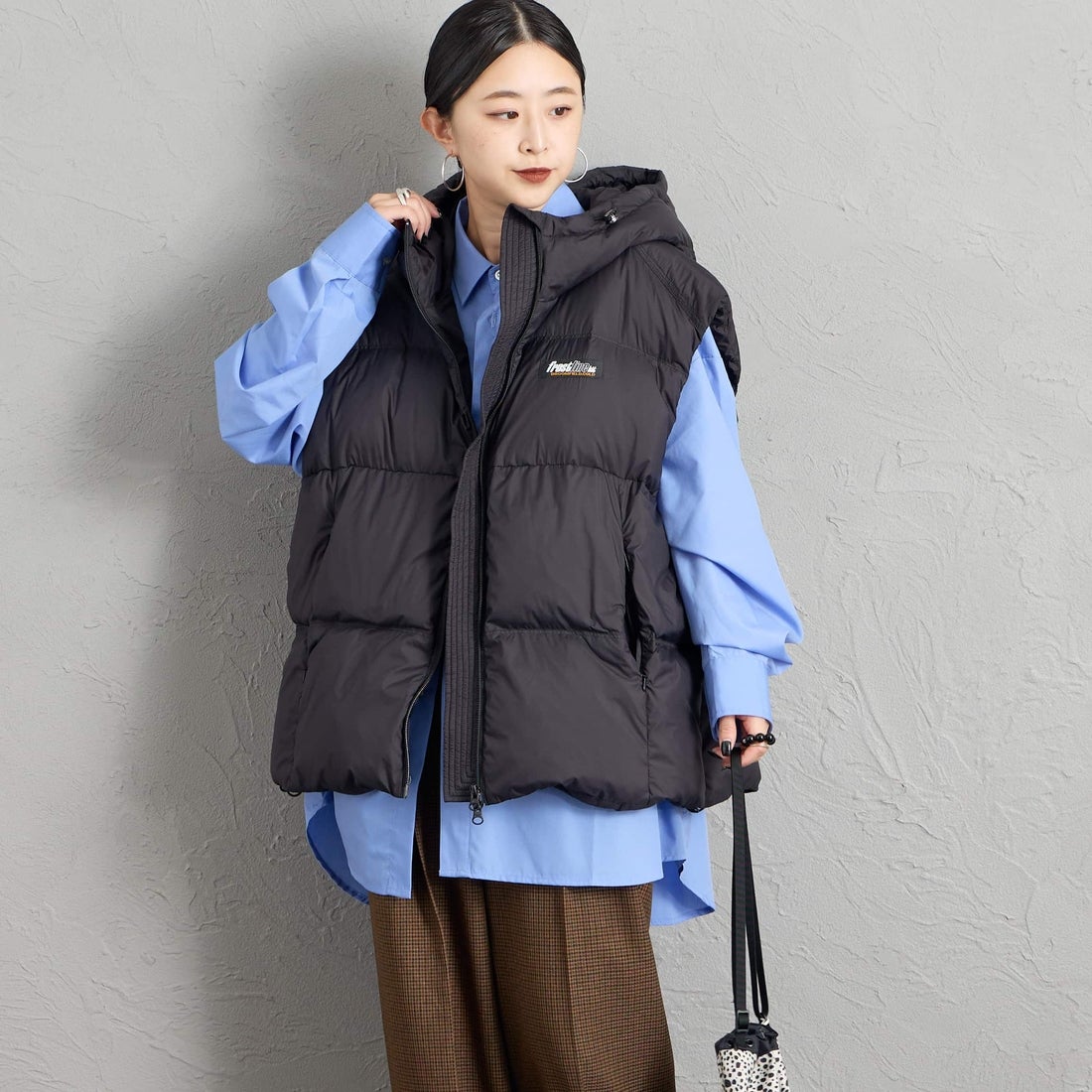 frostline [フロストライン] 別注 ワイドシルエット ボリュームフードダウンベスト [FL18-VT-IN6-JF] BLACK &&モデル身長：150cm 着用サイズ：F&&