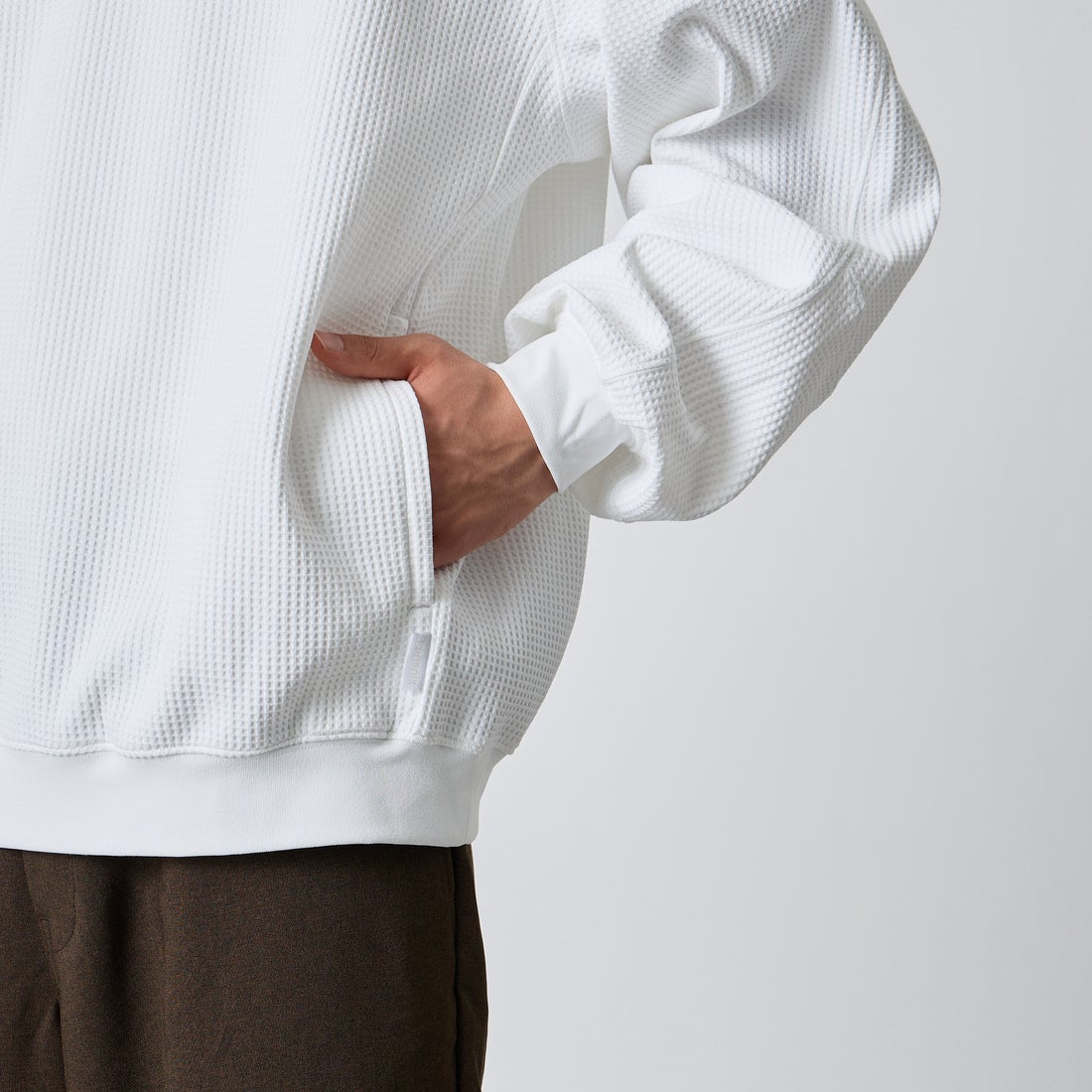 +phenix [プラスフェニックス] 別注 ワッフル ロングスリーブTシャツ [POT-26037IN-JF] WHITE &&モデル身長：177cm 着用サイズ：L&&