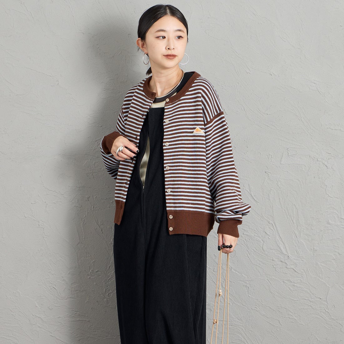 KELTY [ケルティ] 別注 ワンポイントロゴ クルーネックニットカーディガン [KE263W30IN01-JF] BROWN/SAX &&モデル身長：150cm 着用サイズ：M&&