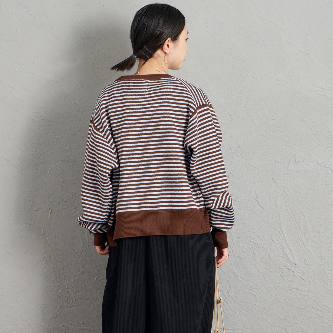 KELTY [ケルティ] 別注 ワンポイントロゴ クルーネックニットカーディガン [KE263W30IN01-JF] BROWN/SAX &&モデル身長：150cm 着用サイズ：M&&