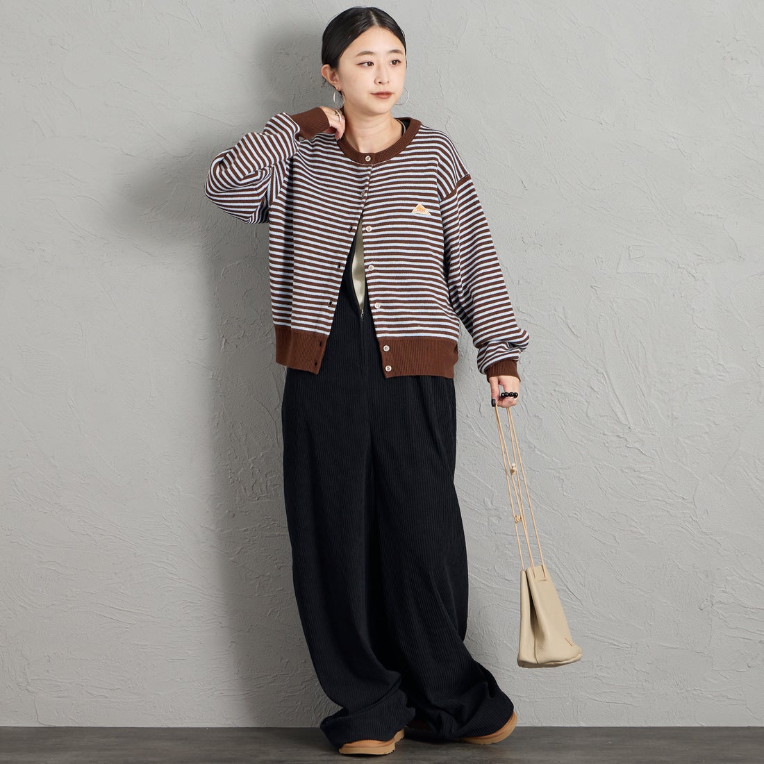 KELTY [ケルティ] 別注 ワンポイントロゴ クルーネックニットカーディガン [KE263W30IN01-JF] BROWN/SAX &&モデル身長：150cm 着用サイズ：M&&
