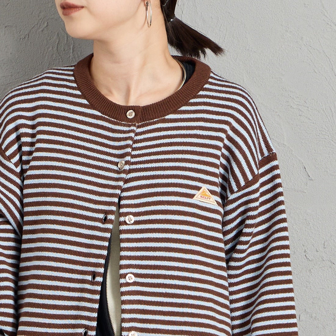 KELTY [ケルティ] 別注 ワンポイントロゴ クルーネックニットカーディガン [KE263W30IN01-JF] BROWN/SAX &&モデル身長：150cm 着用サイズ：M&&