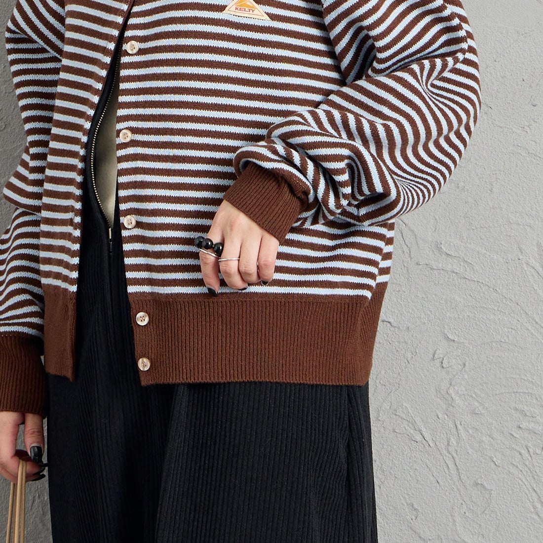 KELTY [ケルティ] 別注 ワンポイントロゴ クルーネックニットカーディガン [KE263W30IN01-JF] BROWN/SAX &&モデル身長：150cm 着用サイズ：M&&