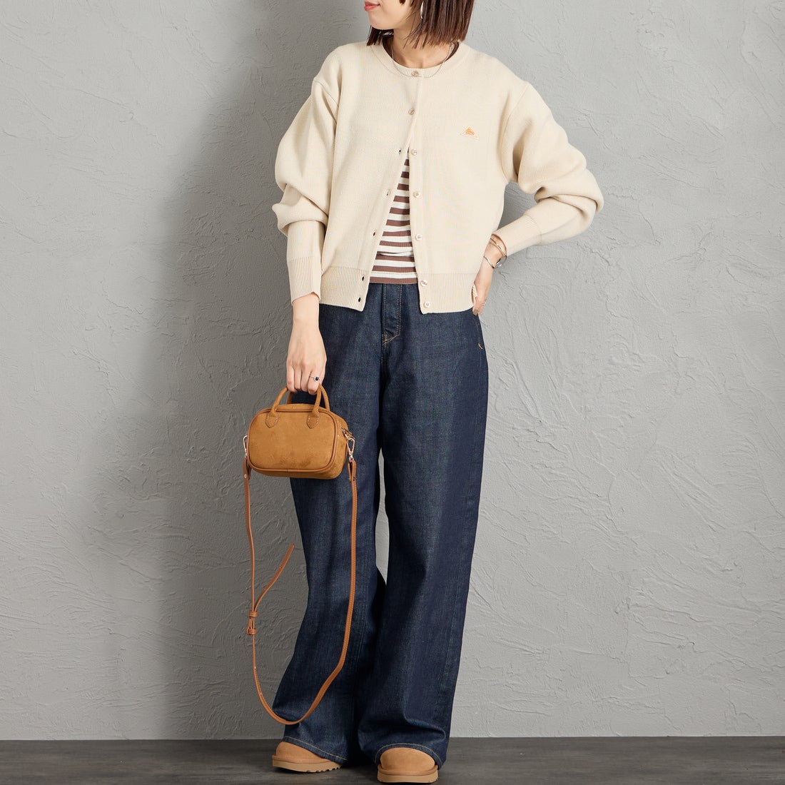KELTY [ケルティ] 別注 ワンポイントロゴ クルーネックニットカーディガン [KE263W30IN01-JF] OATMEAL &&モデル身長：159cm 着用サイズ：M&&