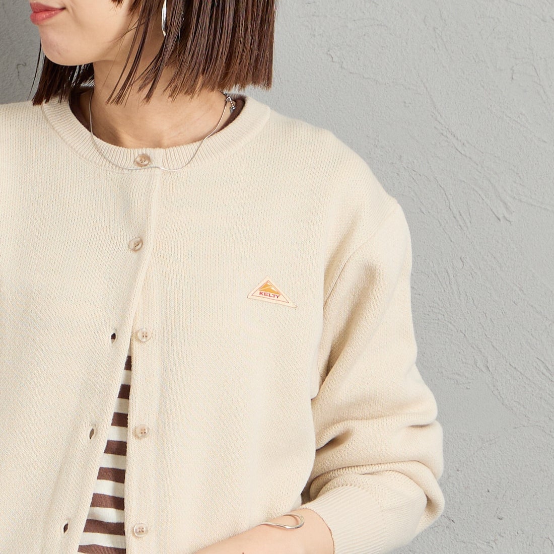 KELTY [ケルティ] 別注 ワンポイントロゴ クルーネックニットカーディガン [KE263W30IN01-JF] OATMEAL &&モデル身長：159cm 着用サイズ：M&&