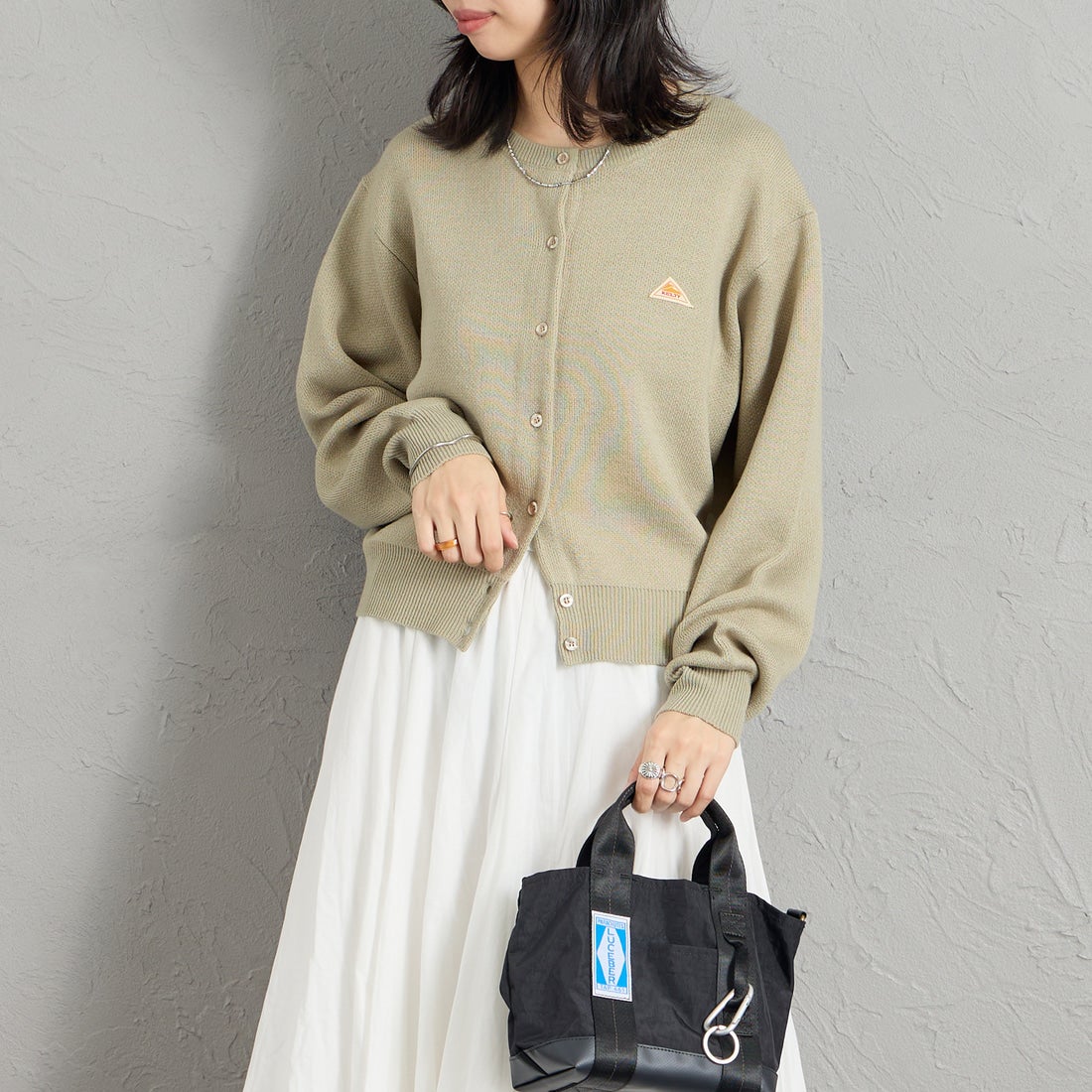 KELTY [ケルティ] 別注 ワンポイントロゴ クルーネックニットカーディガン [KE263W30IN01-JF] SAGE &&モデル身長：162cm 着用サイズ：M&&
