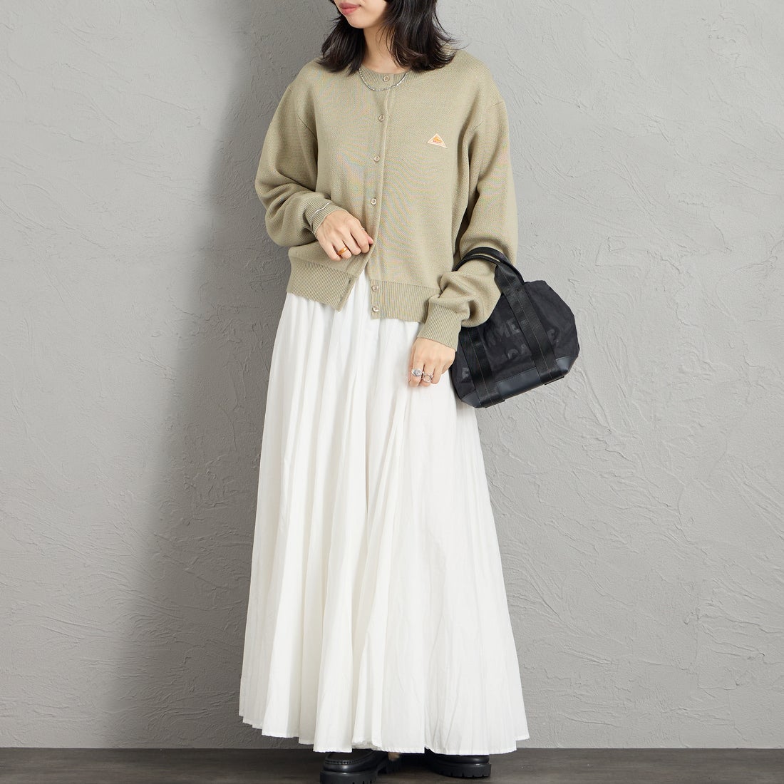 KELTY [ケルティ] 別注 ワンポイントロゴ クルーネックニットカーディガン [KE263W30IN01-JF] SAGE &&モデル身長：162cm 着用サイズ：M&&