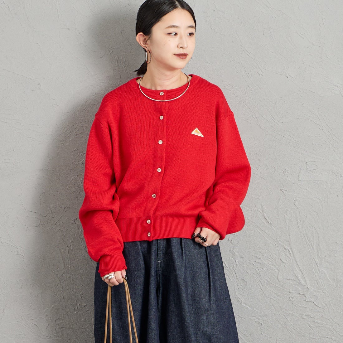 KELTY [ケルティ] 別注 ワンポイントロゴ クルーネックニットカーディガン [KE263W30IN01-JF] RED &&モデル身長：150cm 着用サイズ：M&&