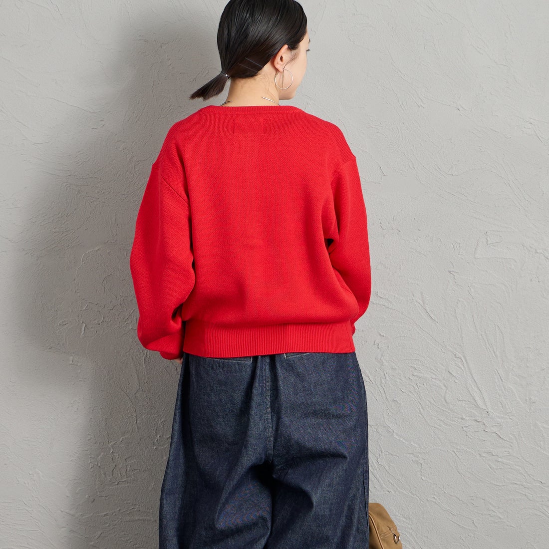 KELTY [ケルティ] 別注 ワンポイントロゴ クルーネックニットカーディガン [KE263W30IN01-JF] RED &&モデル身長：150cm 着用サイズ：M&&