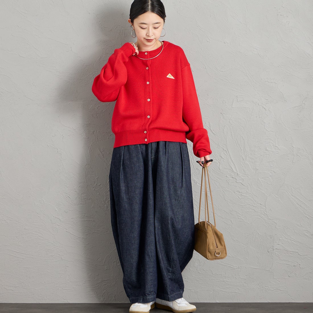 KELTY [ケルティ] 別注 ワンポイントロゴ クルーネックニットカーディガン [KE263W30IN01-JF] RED &&モデル身長：150cm 着用サイズ：M&&