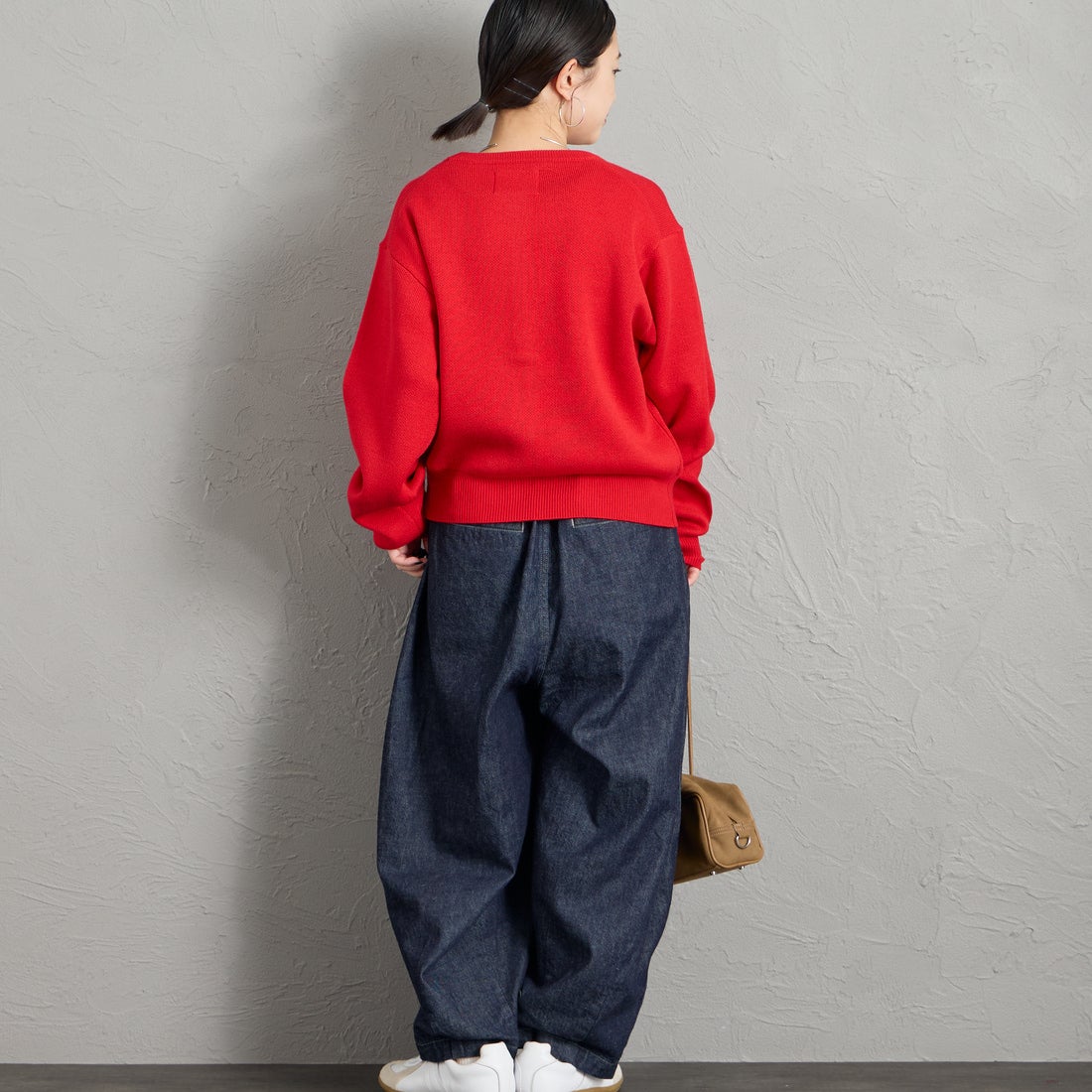 KELTY [ケルティ] 別注 ワンポイントロゴ クルーネックニットカーディガン [KE263W30IN01-JF] RED &&モデル身長：150cm 着用サイズ：M&&