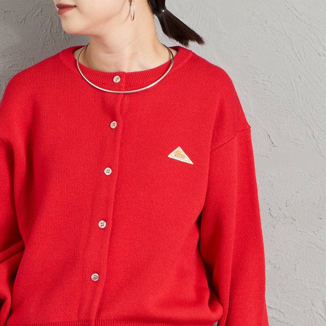 KELTY [ケルティ] 別注 ワンポイントロゴ クルーネックニットカーディガン [KE263W30IN01-JF] RED &&モデル身長：150cm 着用サイズ：M&&