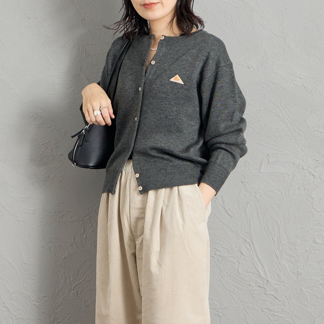 KELTY [ケルティ] 別注 ワンポイントロゴ クルーネックニットカーディガン [KE263W30IN01-JF] CHARCOAL &&モデル身長：160cm 着用サイズ：M&&