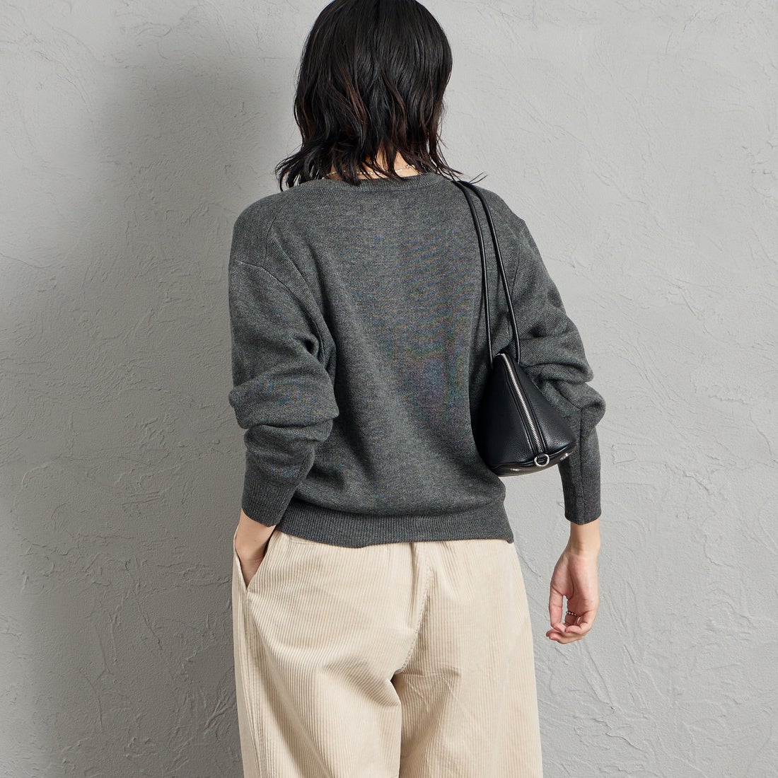 KELTY [ケルティ] 別注 ワンポイントロゴ クルーネックニットカーディガン [KE263W30IN01-JF] CHARCOAL &&モデル身長：160cm 着用サイズ：M&&