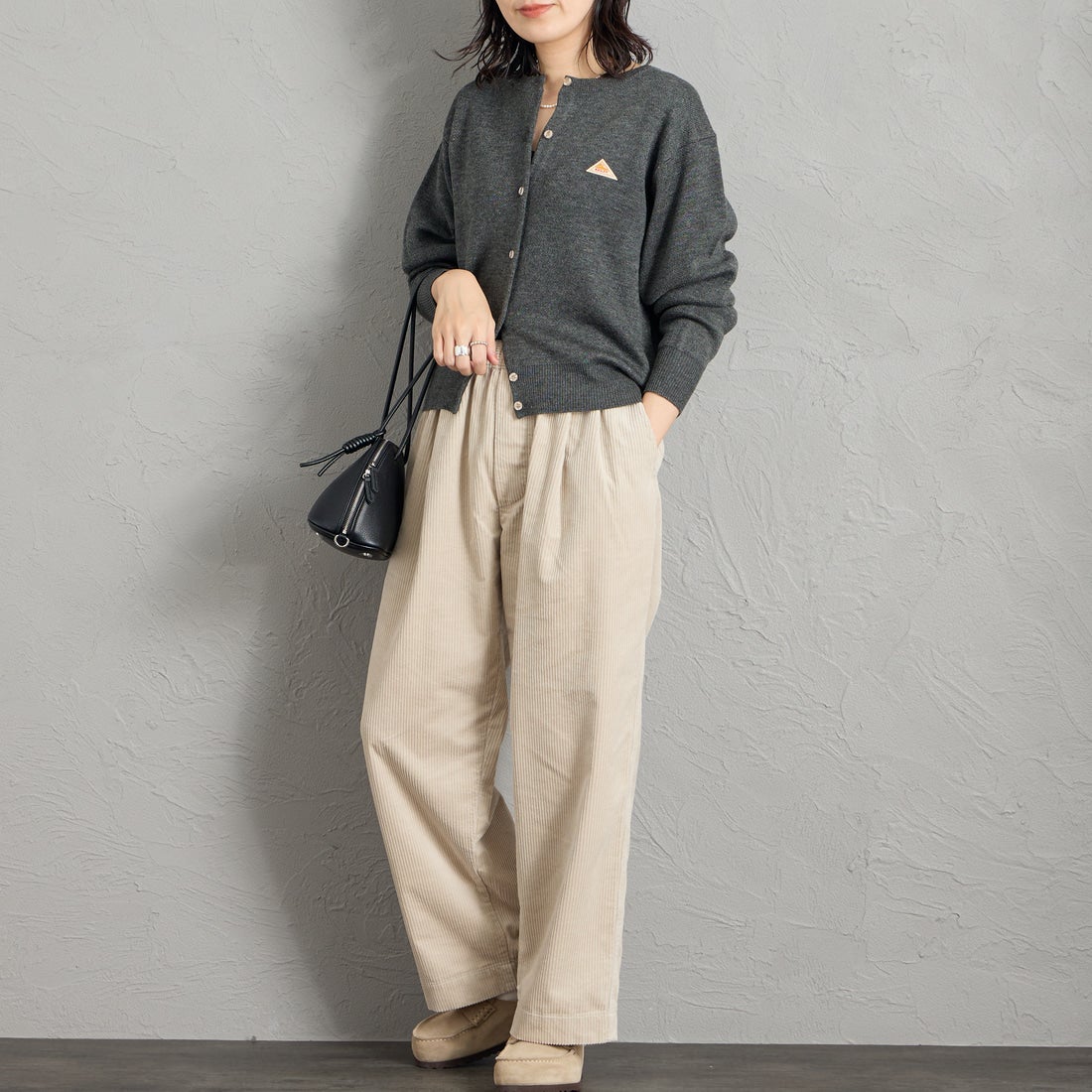 KELTY [ケルティ] 別注 ワンポイントロゴ クルーネックニットカーディガン [KE263W30IN01-JF] CHARCOAL &&モデル身長：160cm 着用サイズ：M&&