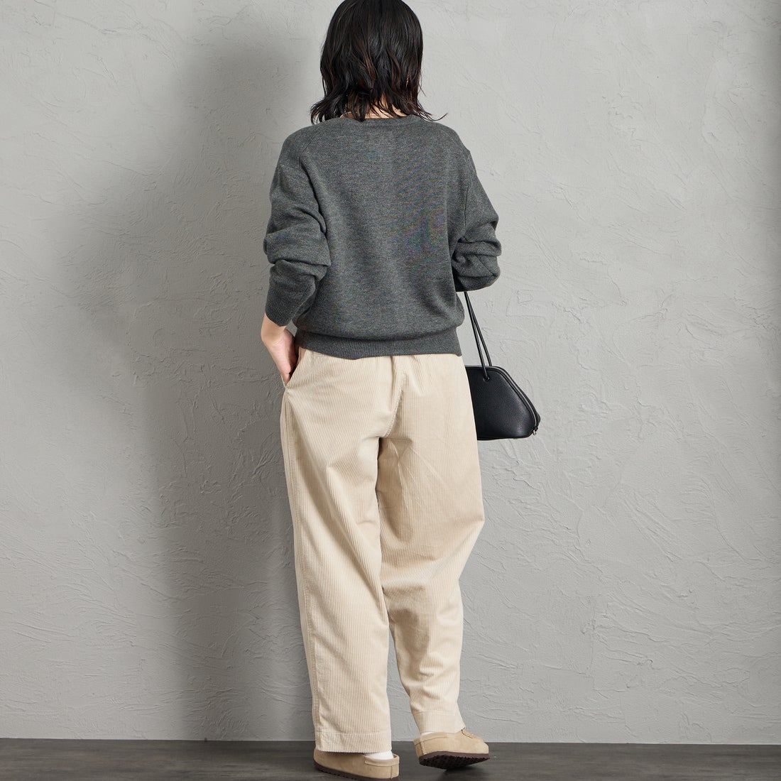 KELTY [ケルティ] 別注 ワンポイントロゴ クルーネックニットカーディガン [KE263W30IN01-JF] CHARCOAL &&モデル身長：160cm 着用サイズ：M&&