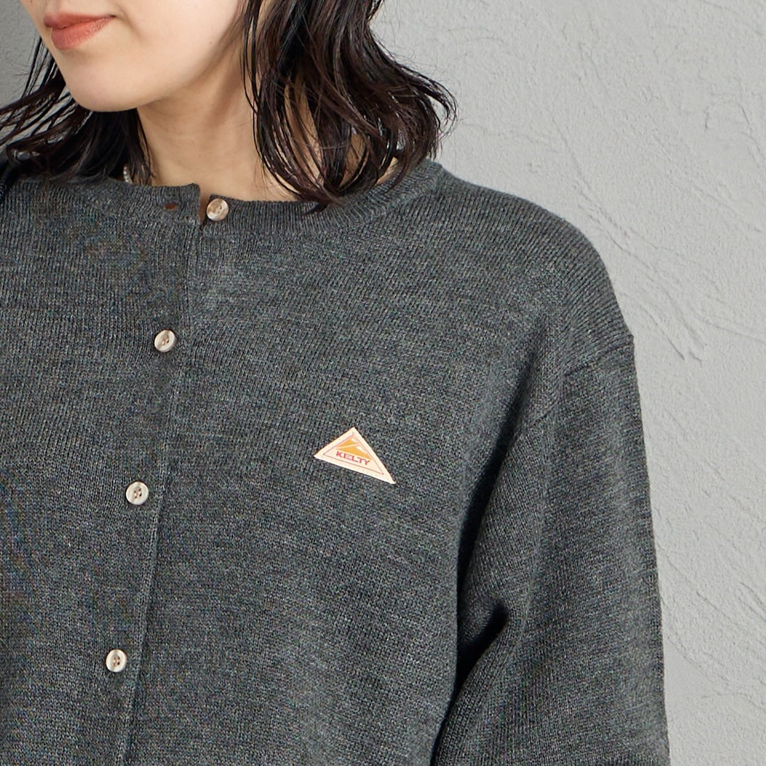 KELTY [ケルティ] 別注 ワンポイントロゴ クルーネックニットカーディガン [KE263W30IN01-JF] CHARCOAL &&モデル身長：160cm 着用サイズ：M&&