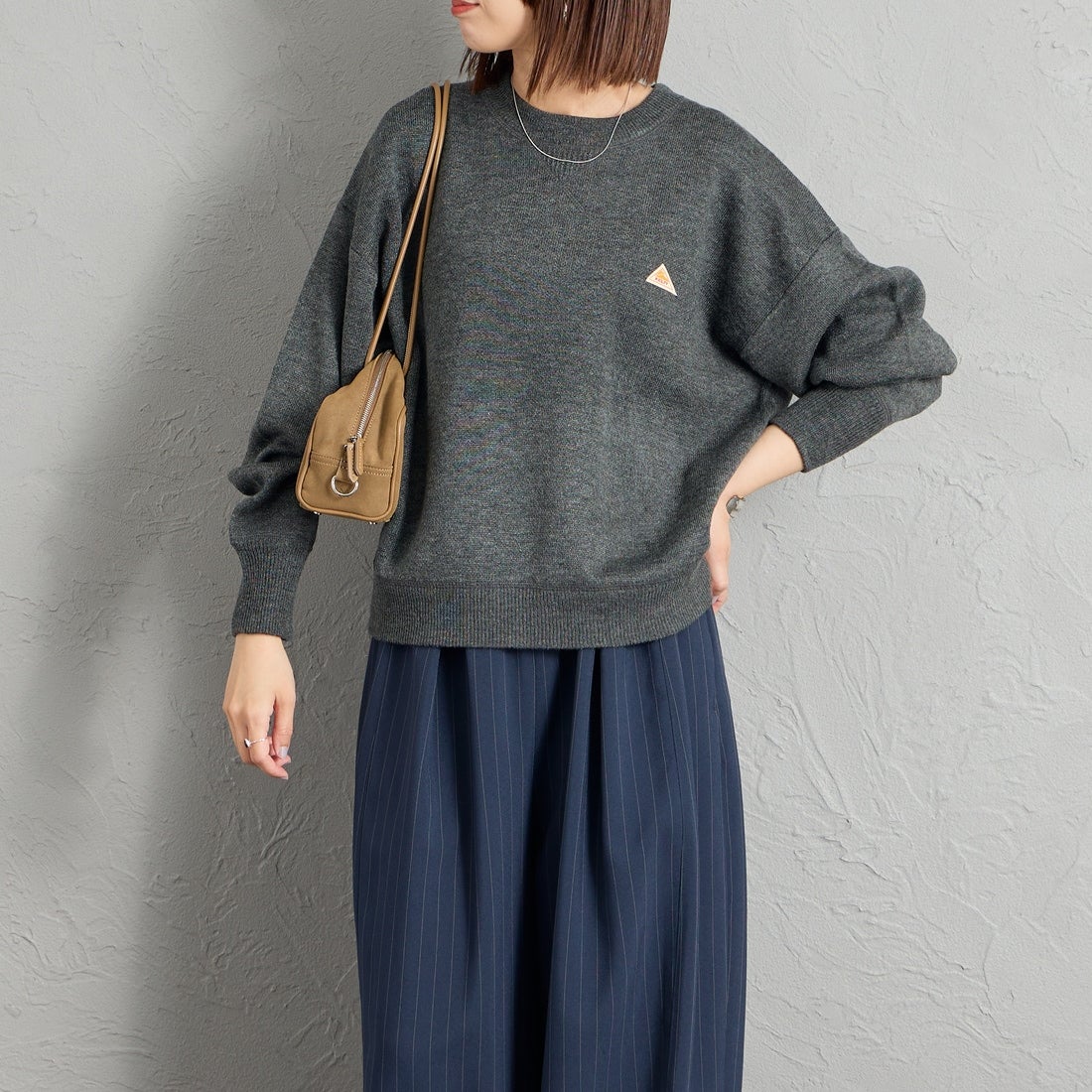 KELTY [ケルティ] 別注 ワンポイントロゴ スウェットライクニット [KE26W001-JF] CHARCOAL &&モデル身長：159cm 着用サイズ：M&&