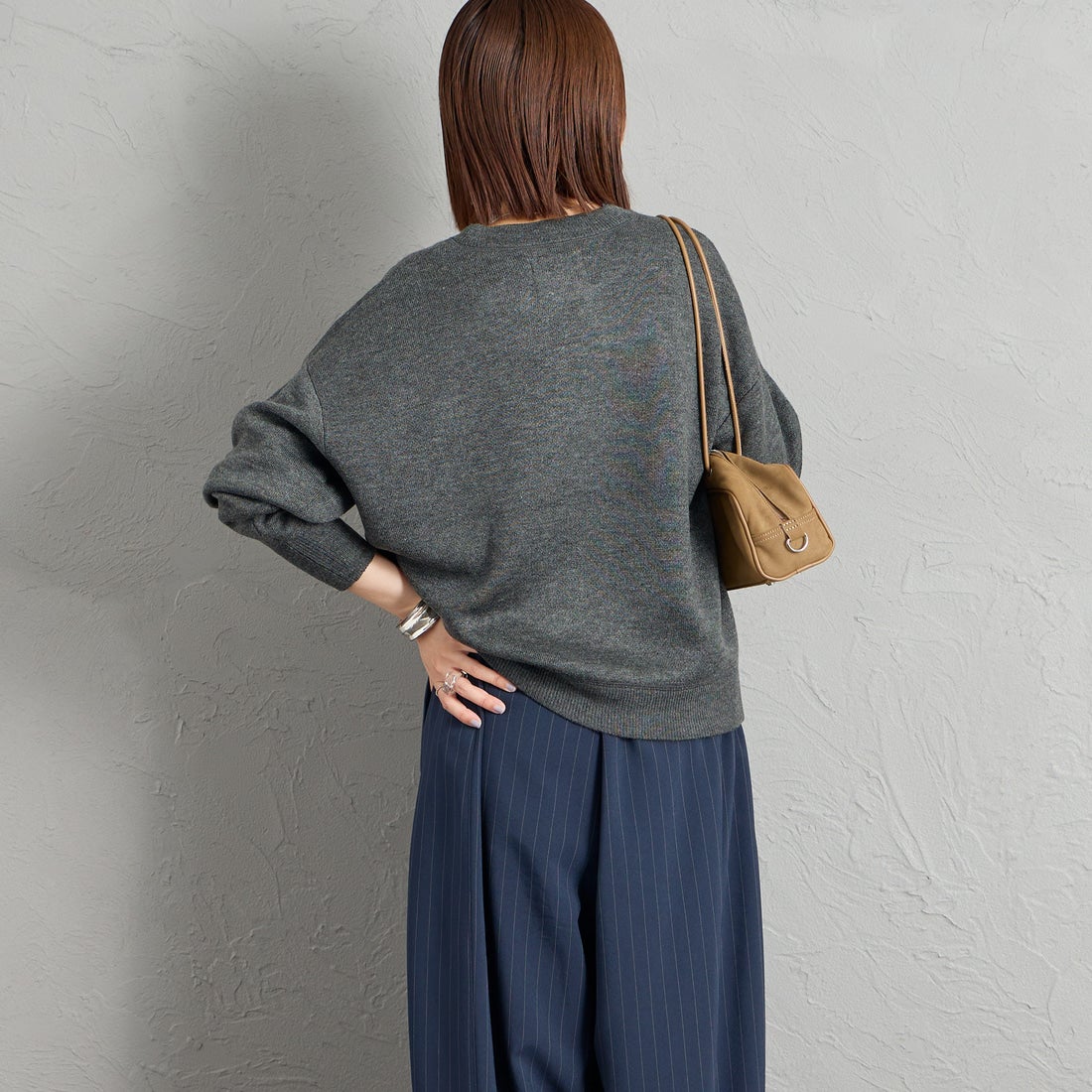 KELTY [ケルティ] 別注 ワンポイントロゴ スウェットライクニット [KE26W001-JF] CHARCOAL &&モデル身長：159cm 着用サイズ：M&&