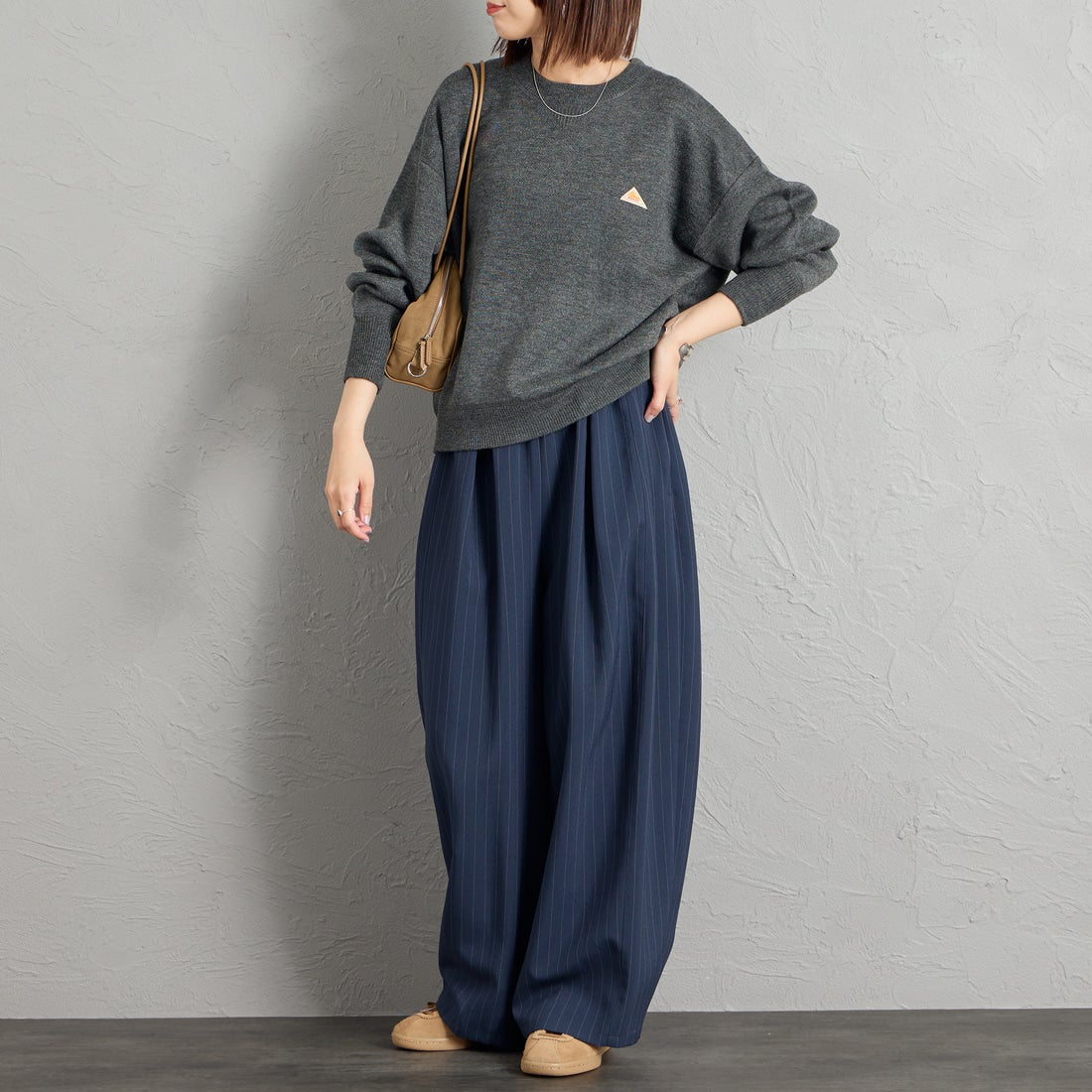 KELTY [ケルティ] 別注 ワンポイントロゴ スウェットライクニット [KE26W001-JF] CHARCOAL &&モデル身長：159cm 着用サイズ：M&&