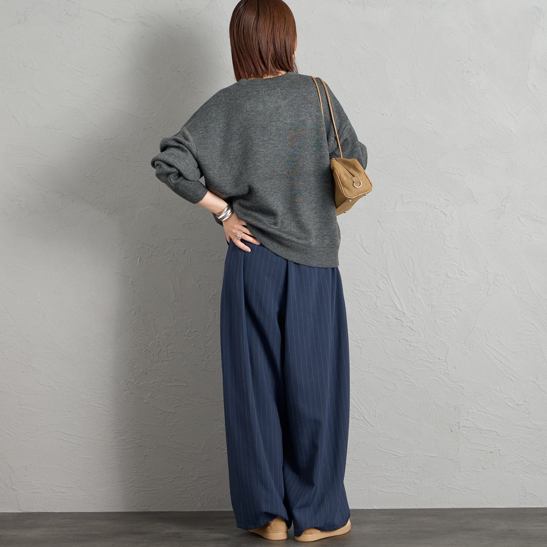 KELTY [ケルティ] 別注 ワンポイントロゴ スウェットライクニット [KE26W001-JF] CHARCOAL &&モデル身長：159cm 着用サイズ：M&&