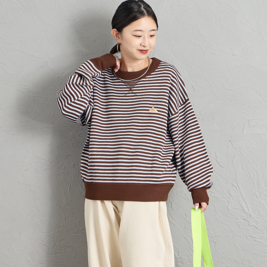 KELTY [ケルティ] 別注 ワンポイントロゴ スウェットライクニット [KE26W001-JF] BROWN/SAX &&モデル身長：150cm 着用サイズ：S&&