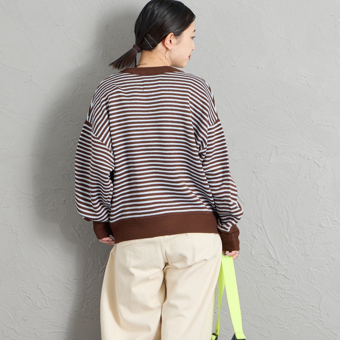 KELTY [ケルティ] 別注 ワンポイントロゴ スウェットライクニット [KE26W001-JF] BROWN/SAX &&モデル身長：150cm 着用サイズ：S&&