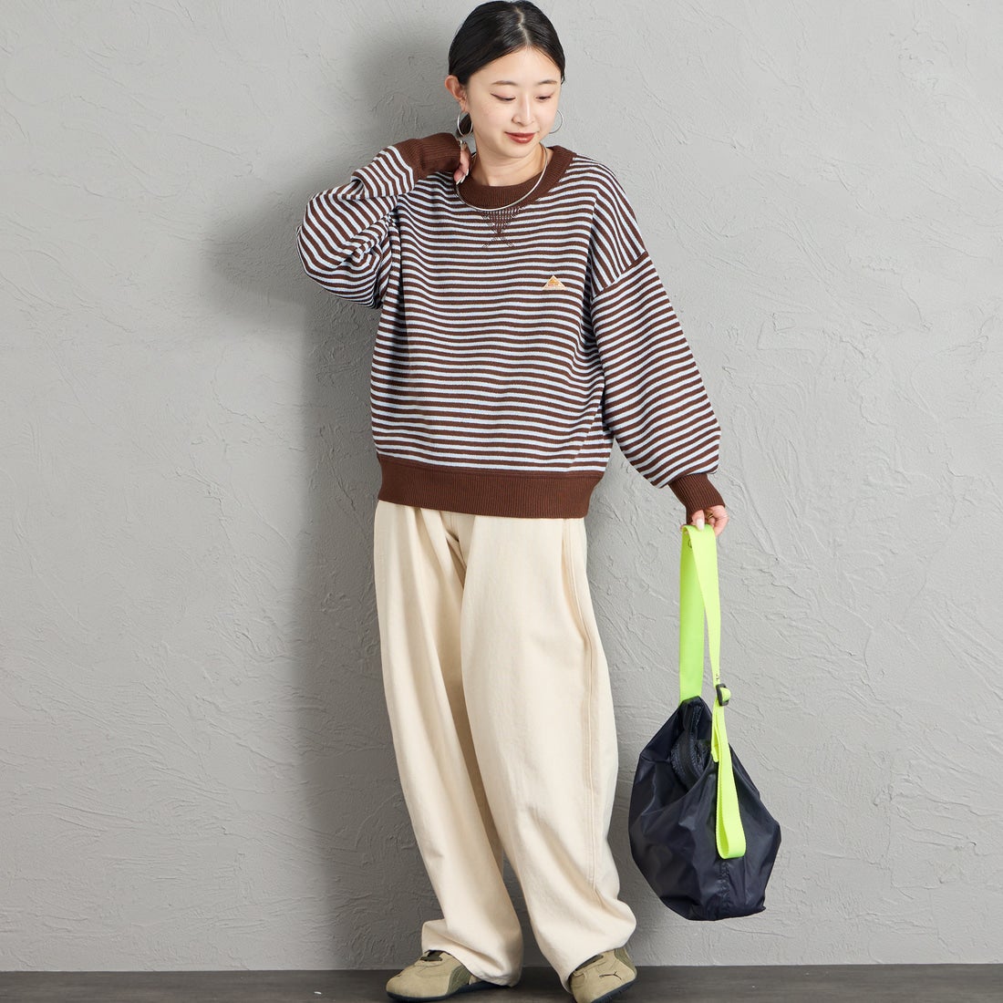 KELTY [ケルティ] 別注 ワンポイントロゴ スウェットライクニット [KE26W001-JF] BROWN/SAX &&モデル身長：150cm 着用サイズ：S&&