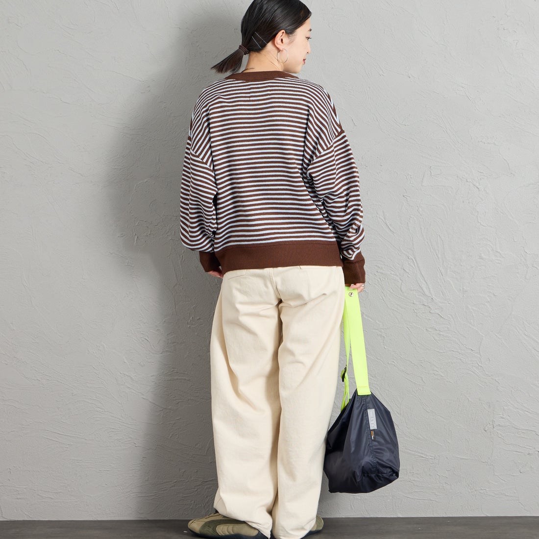 KELTY [ケルティ] 別注 ワンポイントロゴ スウェットライクニット [KE26W001-JF] BROWN/SAX &&モデル身長：150cm 着用サイズ：S&&