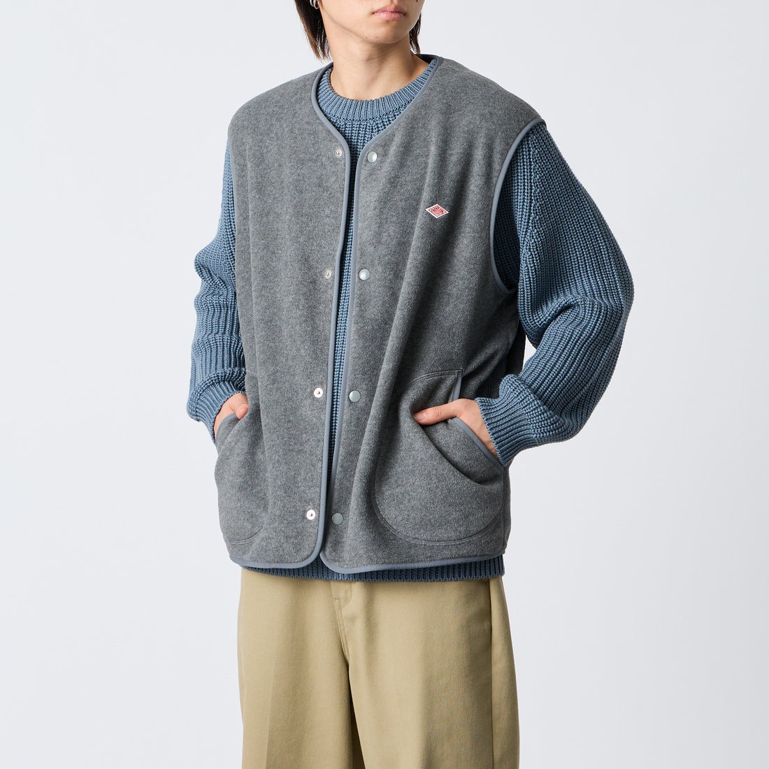 DANTON [ダントン] フリースノーカラーベスト [DT-A0799] DK.GREY &&モデル身長：177cm 着用サイズ：44&&