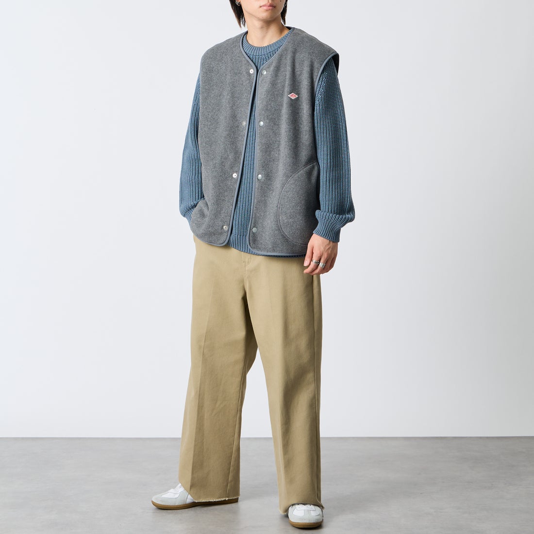 DANTON [ダントン] フリースノーカラーベスト [DT-A0799] DK.GREY &&モデル身長：177cm 着用サイズ：44&&