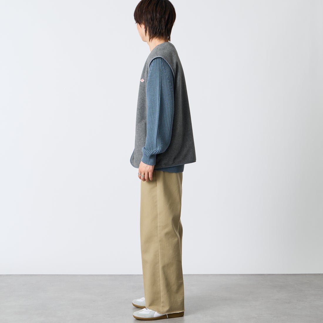 DANTON [ダントン] フリースノーカラーベスト [DT-A0799] DK.GREY &&モデル身長：177cm 着用サイズ：44&&