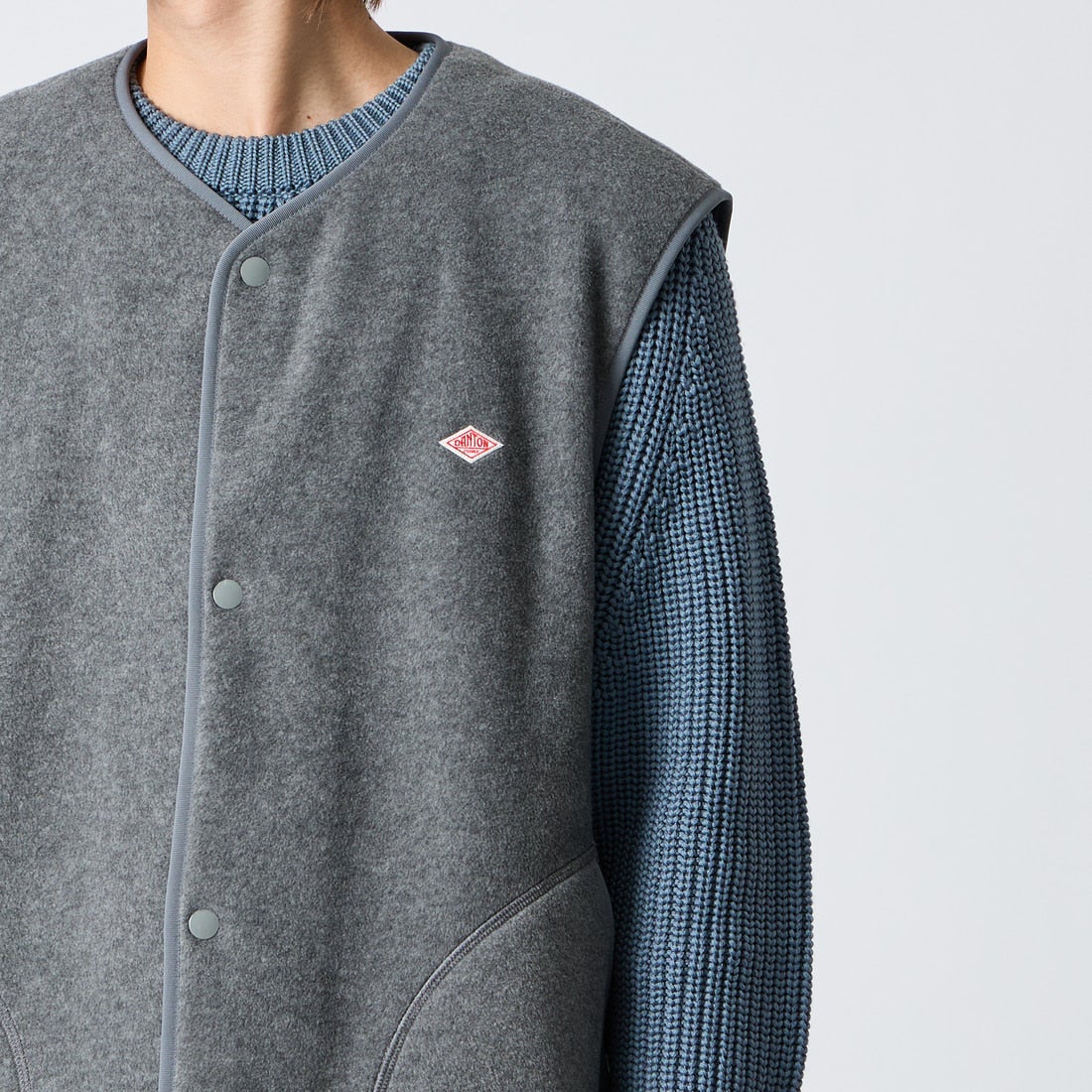 DANTON [ダントン] フリースノーカラーベスト [DT-A0799] DK.GREY &&モデル身長：177cm 着用サイズ：44&&