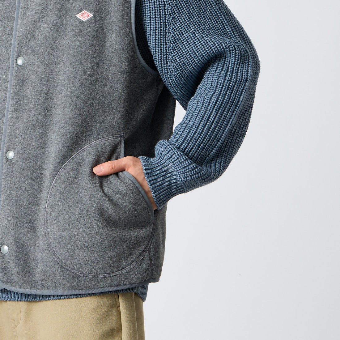 DANTON [ダントン] フリースノーカラーベスト [DT-A0799] DK.GREY &&モデル身長：177cm 着用サイズ：44&&