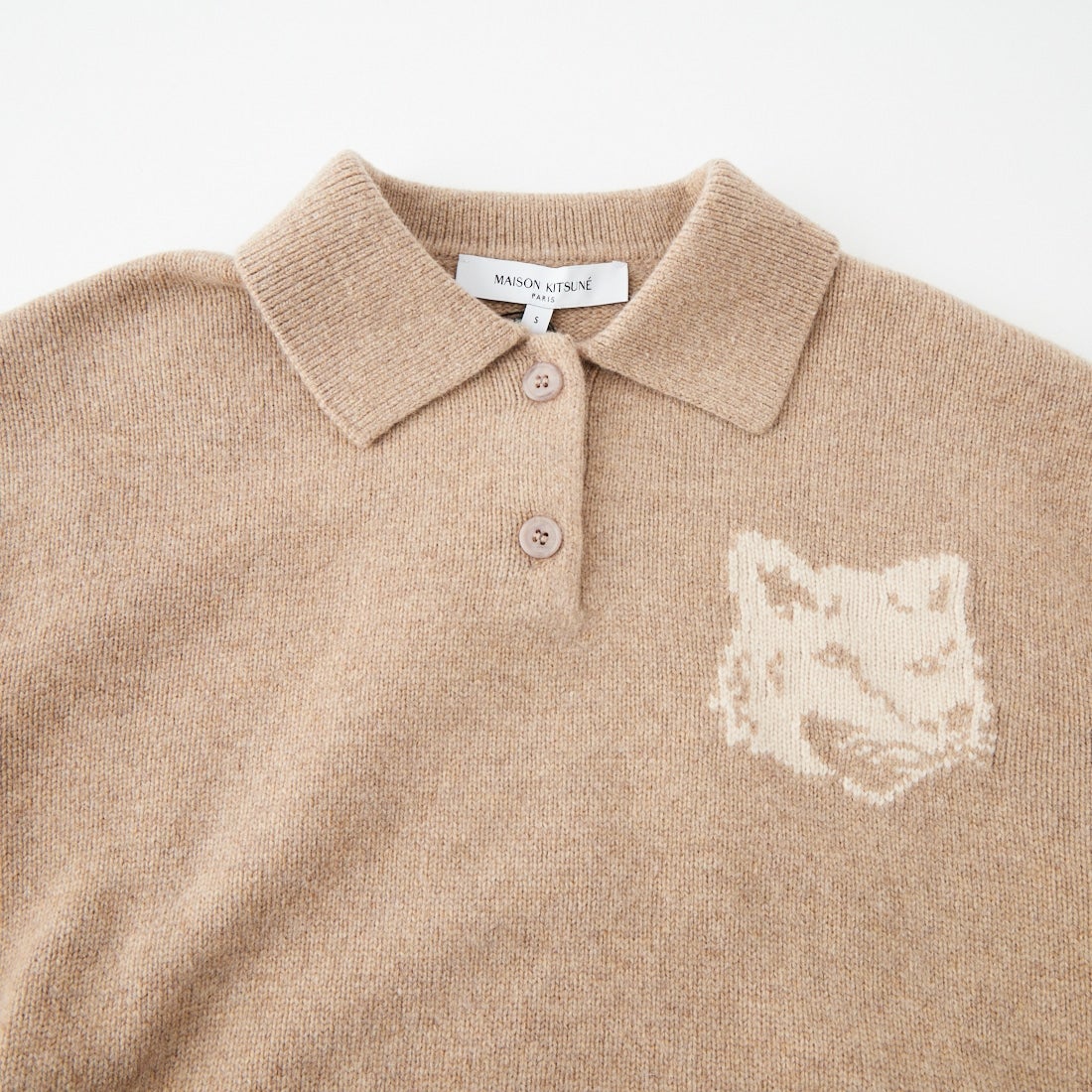 MAISON KITSUNE [メゾン キツネ] フォックスヘッド インターシャ メリノ ポロ ジャンパー [MRWKL00KM0329] 0626 TAUPE