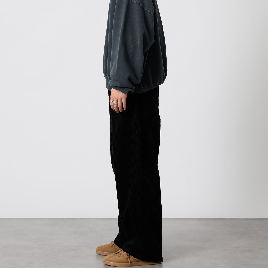 SEDAN ALL-PURPOSE [セダン オールパーパス] CORDUROY BAGGY JEANS [SD26F-PT06] BLACK &&モデル身長：177cm 着用サイズ：M&&