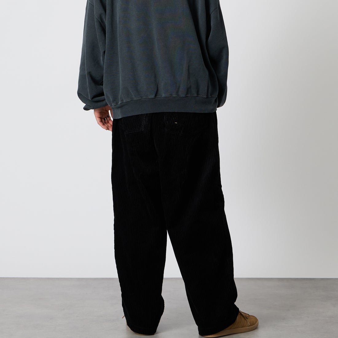 SEDAN ALL-PURPOSE [セダン オールパーパス] CORDUROY BAGGY JEANS [SD26F-PT06] BLACK &&モデル身長：177cm 着用サイズ：M&&