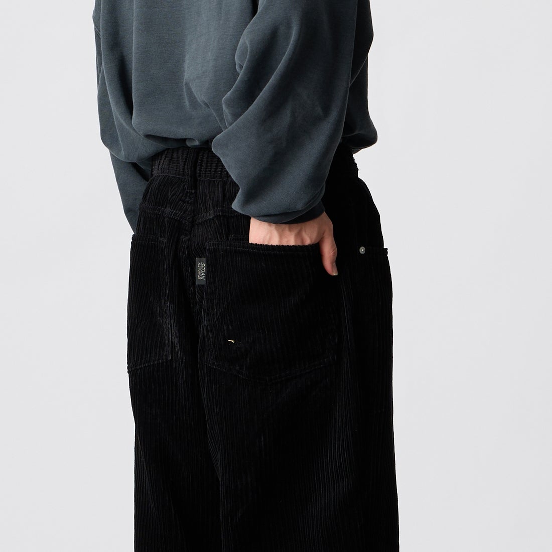 SEDAN ALL-PURPOSE [セダン オールパーパス] CORDUROY BAGGY JEANS [SD26F-PT06] BLACK &&モデル身長：177cm 着用サイズ：M&&