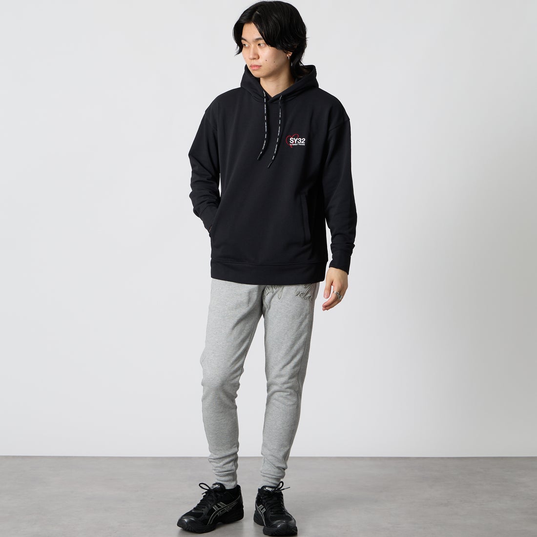 SY32 [エスワイサーティトゥ] 刺繍 オーバーサイズ プルオーバーフーディ [32-26A1-20] BLACK &&モデル身長：177cm 着用サイズ：M&&